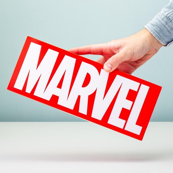 Hand die een rode MARVEL-lamp vasthoudt met witte letters.