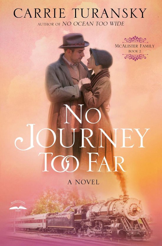 Carrie Turansky's "No Journey Too Far" paperback. Boek 2 in de McAlister Family serie. Een stel in klederdracht omarmt elkaar bij een stoomtrein.