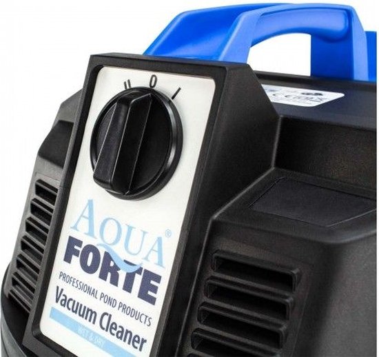 Close-up van de draaiknop en het "Aqua Forte Vacuum Cleaner Wet & Dry" label op de zwarte stofzuiger.