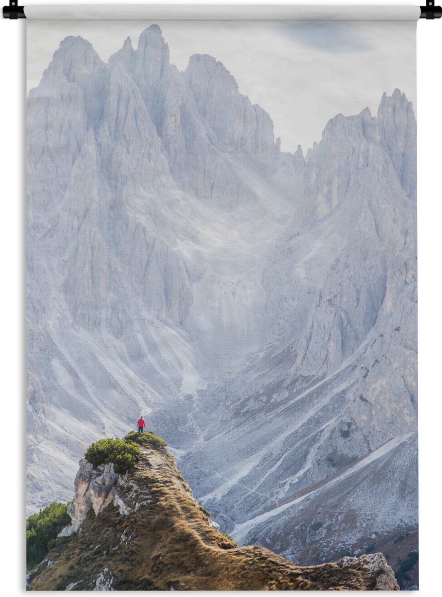 Tapisserie Dolomites - Homme au manteau rouge admire la vue sur les  Dolomites... | bol.com