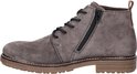Grijze suède veterboot met ritssluiting aan de zijkant, zwart veters en bruine lus.