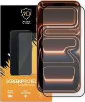 Een Moby Defend screenprotector verpakking naast een iPhone met een screenprotector.