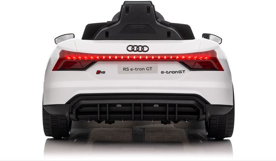 Witte Audi RS e-tron GT kinderauto, achterkant met rode LED-strip en 'e-tron GT' logo.