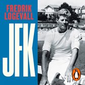 Boekomslag van "JFK" door Fredrik Logevall met een zwart-witfoto van een jonge John F. Kennedy in sportkleding.