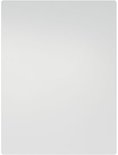 Een lege, witte, rechthoekige whiteboard oppervlakte, plat op een witte achtergrond.