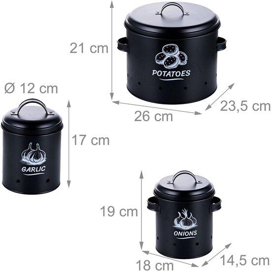 Drie zwarte metalen voorraadpotten met deksels en handvatten, gemarkeerd met 'Garlic', 'Onions' en 'Potatoes'. Afmetingen zijn aangegeven.