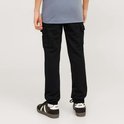 Jongen in zwart T-shirt met korte mouwen en zwarte cargobroek, achterkant.