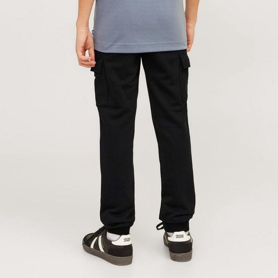 Jongen in zwart T-shirt met korte mouwen en zwarte cargobroek, achterkant.