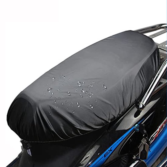 Grijze, waterdichte hoes met waterdruppels op een zwart scooterzadel.