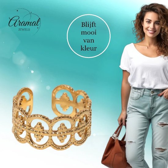 Een model draagt een gouden verstelbare stalen ring met cirkelvormig patroon.