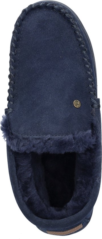 Bovenkant van donkerblauwe suède pantoffel met lamsvel voering en stiksels.