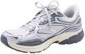 Zilverkleurige Skechers sneaker met veters, S-logo en witte en donkere zool.