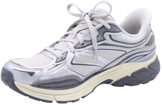 Zilverkleurige Skechers sneaker met veters, S-logo en witte en donkere zool.