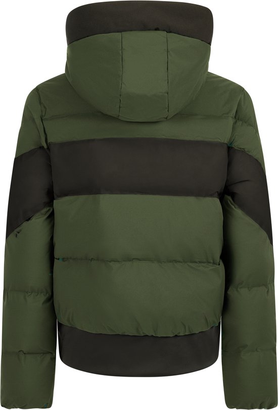 Achterkant van een groene pufferjas met zwarte banden en capuchon.