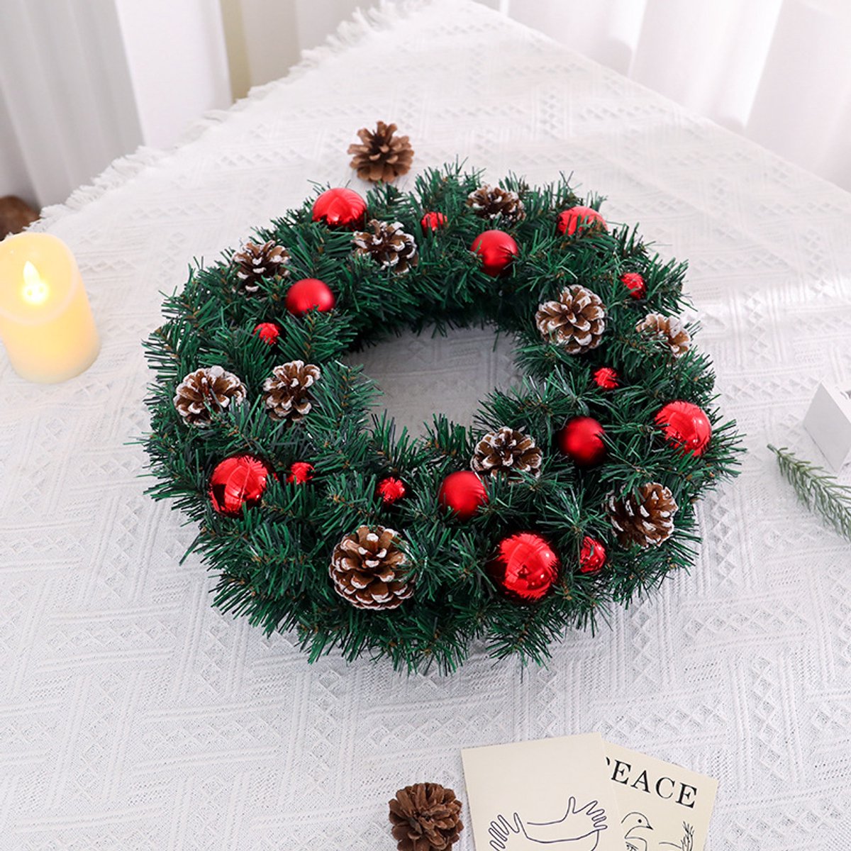 Premium Kerstkrans XL- met Decoraties & LED verlichting(50cm) –Extra volle en dikke takken - Groene dennenkrans met rode kerstballen & dennenappels – 30 LED lampjes – Luxe kerstdecoratie - deurkransen kerstversiering- Kerstmis – foto 6