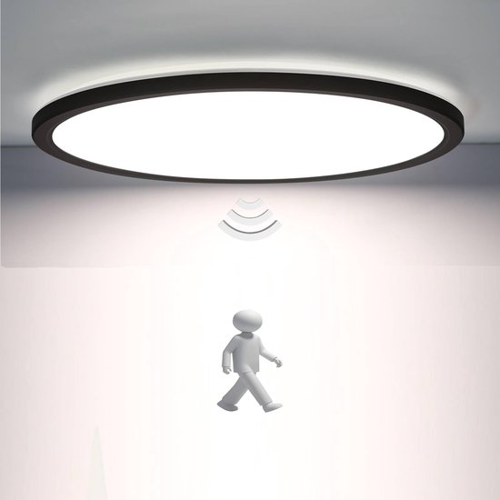 Ronde, platte plafondlamp met zwarte rand en bewegingssensor.