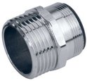 Zilverkleurige metalen kraanadapter met schroefdraad aan beide zijden.