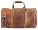Luxe cognac leren weekendtas met bruine riemen en ritsen. Een koe-embleem is zichtbaar op de voorkant.