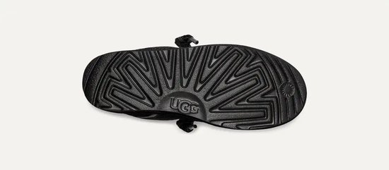 Onderkant van een zwarte UGG sneaker met een grof profiel en UGG logo.