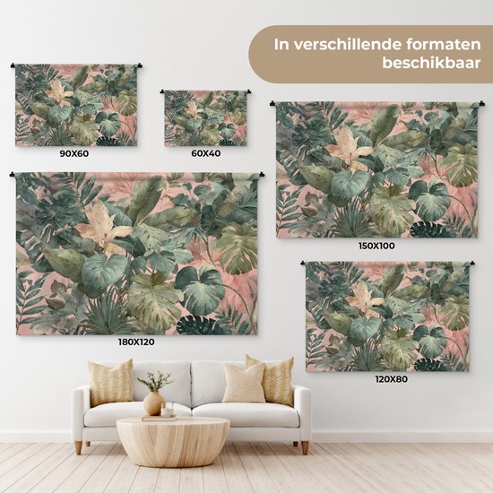 Een wandkleed met een tropische bladerenprint in groen en roze, getoond in vijf verschillende maten boven een bank.