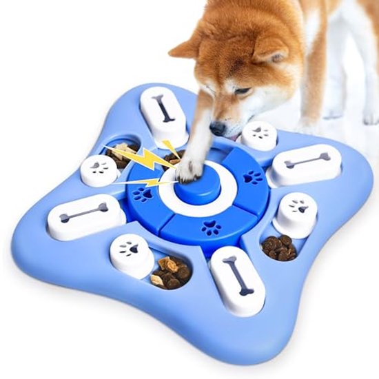 Shiba Inu-hond eet uit een lichtblauw hondenpuzzelspeeltje met 16 vakjes gevuld met voer.