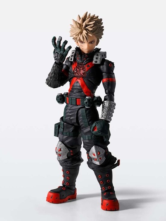Figurine d'action Katsuki Bakugo en tenue noire et rouge, debout et pointant avec un doigt.