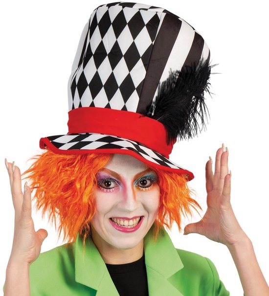 Vrouw met oranje pruik en make-up, draagt een hoge hoed met ruitpatroon, rode band en zwarte veer.