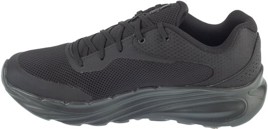 Zijaanzicht van een zwarte Merrell hardloopschoen met ademende mesh en een dikke, golfvormige zool.