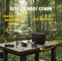 Grijze drone, controller, twee batterijen en een zwarte opbergtas liggen op een houten picknicktafel in een bos. Tekst: 'ULTRA FLY MORE COMBO', 'Controller met houder voor telefoon', 'Luxe opbergtas', '4 accu's!'.