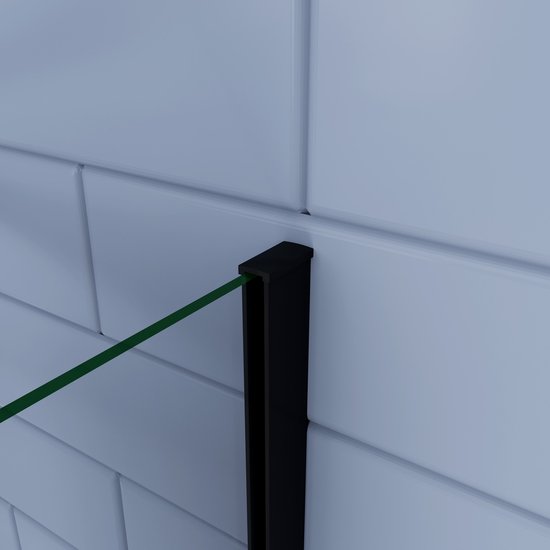 Gros plan des profilés noirs et du bord de verre vert de la paroi de bain sur des carreaux bleus.