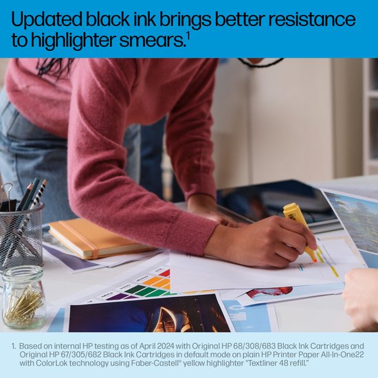 Een persoon markeert een document met een gele markeerstift.