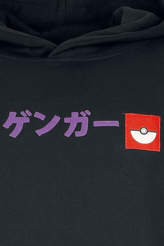Zwarte hoodie met paarse Japanse karakters en een rood vakje met een Pokébal-logo.