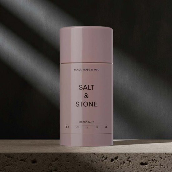 Lichtroze Salt & Stone deodorantstick met de tekst 'Black Rose & Oud' en 'Deodorant'.