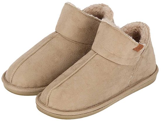 Paar beige suède pantoffels met omgeslagen teddy kraag.