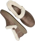 Taupe pantoffels met witte, fluffy voering en een decoratieve knoop aan de zijkant.