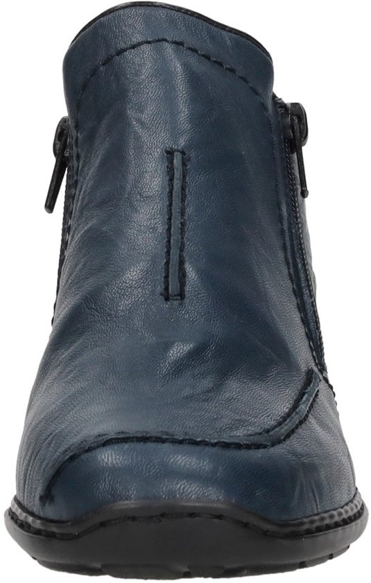 Vooraanzicht van een donkerblauwe Rieker enkellaars met ritssluiting en decoratieve naad.