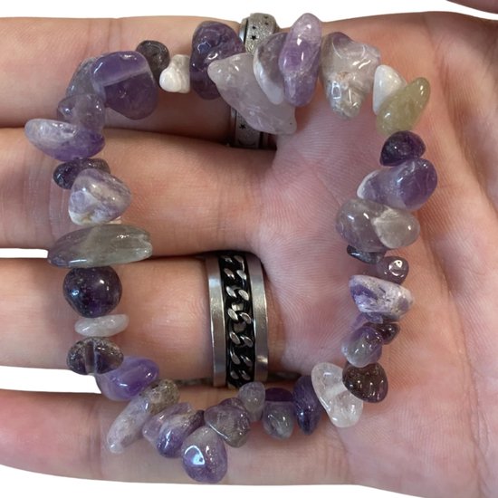 Amethist splitsteen armband in de hand, met paarse, witte en lichtgele stenen.