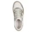Bovenaanzicht van een witte sneaker met champagnekleurige accenten en veters.