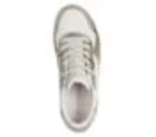 Bovenaanzicht van een witte sneaker met champagnekleurige accenten en veters.