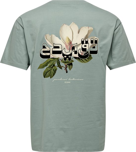 Lichtgroene T-shirt met een grote bloem en Arabische tekstprint op de rug.
