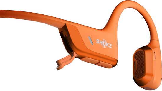 Oranje Shokz OpenRun Pro 2 koptelefoon, detail van oplaadpoort.