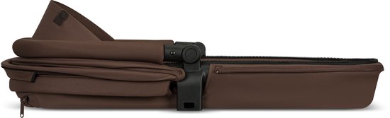 Opgevouwen bruine reiswieg voor kinderwagen, plat en compact ontwerp met zwarte details.