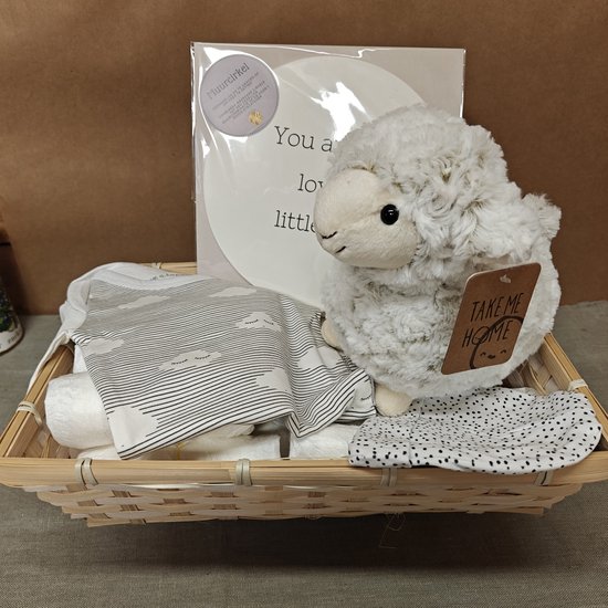 Foto: Kraamkado luiertaart gender netraal grijs wit jongen meisje kraamcadeau mand knuffel knuffelschaap romper mutsje