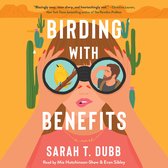 Boekomslag met vrouw die door verrekijker kijkt. Tekst: Birding with Benefits. Een gele vogel en een man te zien in de verrekijker.