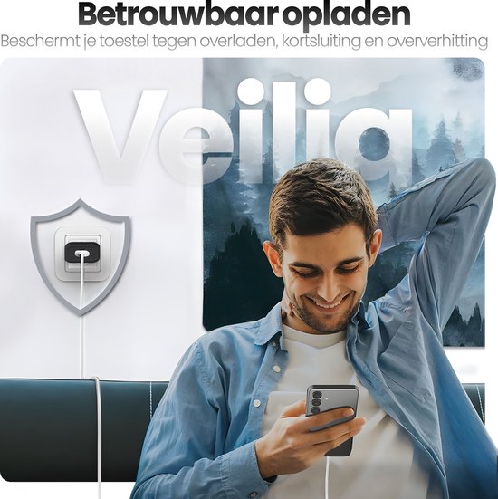 Man met smartphone geniet van 'Betrouwbaar opladen' met een beschermend schild icoon.