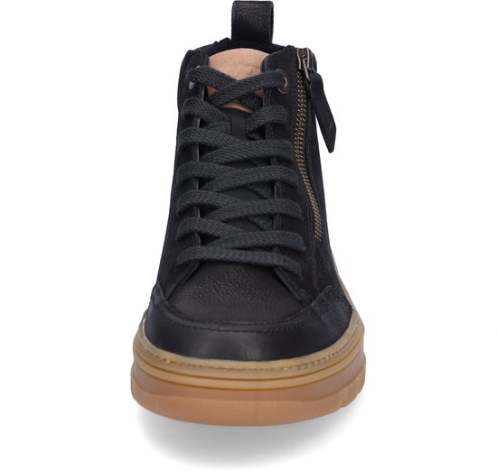 Zwarte leren hoge sneaker, van voren gezien met veter en rits, bruine zool.