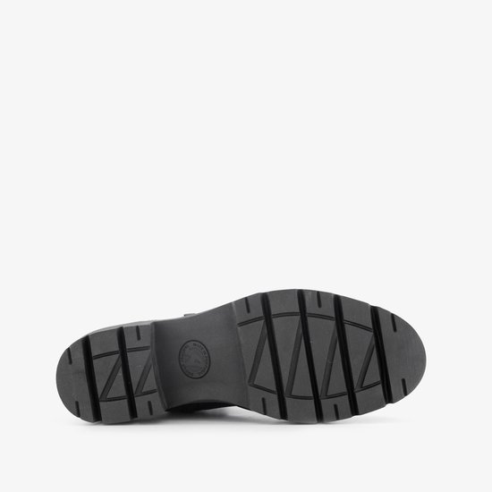 Zool van een zwarte leren veterboot met profiel.