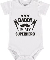 Baby Rompertje met tekst 'Daddy is my superhero' |Korte mouw l | wit zwart | maat 50/56 | cadeau | Kraamcadeau | Kraamkado