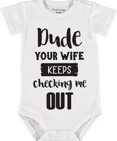 Baby Rompertje met tekst 'Dude youre wife keeps checking me out' |Korte mouw l | wit zwart | maat 50/56 | cadeau | Kraamcadeau | Kraamkado