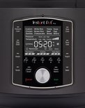 Close-up van het bedieningspaneel van de Instant Pot Pro, de display toont "05:20".